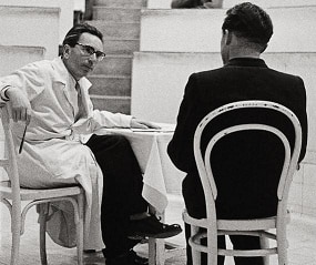 Der Psychotherapeut Viktor Frankl während einer Vorlesung an der Universität Wien. Photographie. 1954.